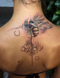 女子背部脊椎骨上的线条和蜜蜂纹身图片