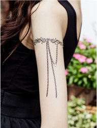 女性手臂上漂亮的臂环纹身图案