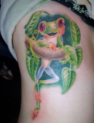 女生侧肋上可爱的青蛙纹身图片
