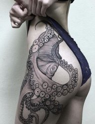 女子侧身帅气的黑灰色章鱼纹身图片