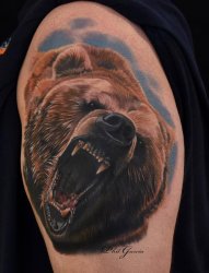 大腿上逼真的怒吼的熊纹身图片