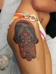 女子侧臀部鲤鱼法蒂玛之手纹身图片