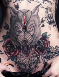 女性下腹部玫瑰花和大狼纹身图片