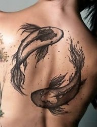 女子背上花卉鲤鱼纹身图片