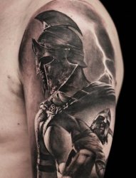男性左手大臂上的黑灰色勇士纹身图片