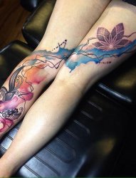 女性腿上漂亮的水彩纹身图片
