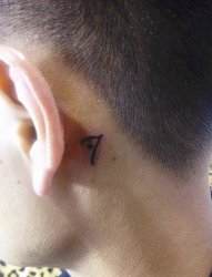 朱泾纹身店，男性耳后根7字纹身图案