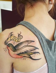 女孩左后肩背上漂亮的横幅燕子纹身图片