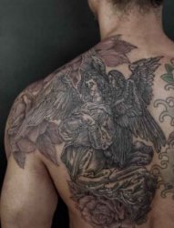 男子背部帅气的黑灰色天使纹身图片