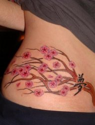 女生腰部漂亮的梅花和"夢"字纹身图片