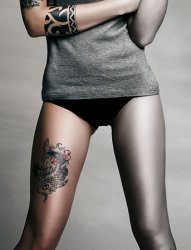 性感女性图腾臂环和腿部鲤鱼纹身图片