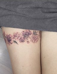女孩大腿上的漂亮花朵纹身图片