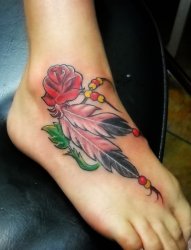 脚背上漂亮的红花朵和羽毛纹身图片