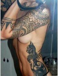 花臂女子侧肋上帅气的黑猫纹身图片