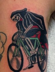 手臂上可爱的骨架骑车手纹身图片