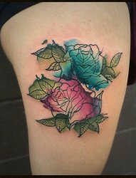女性大腿上漂亮的线条轮廓水彩花卉纹身图片