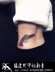 女性腰部手枪纹身