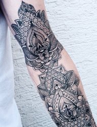 精致漂亮的黑灰色花臂花卉纹身图片
