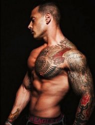 男性阳刚有力的半甲花臂纹身图案