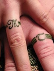 情侣恋人手指关节上的各种指环纹身图案