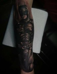 手臂上帅气的黑色现实风格蝙蝠侠纹身图片