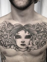 巨大的性感的胸部纹身图案来自于纹身师劳伦斯