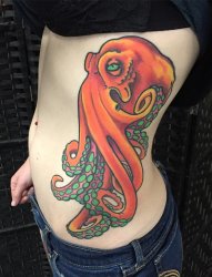 女性身上漂亮的大章鱼纹身图案