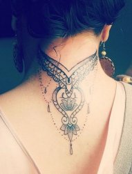 女性后颈部漂亮的装饰风格纹身图案