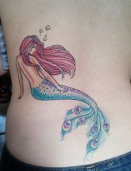 女生后背漂亮的红发美人鱼纹身图片
