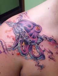 缠绕在肩膀上的漂亮章鱼纹身图案