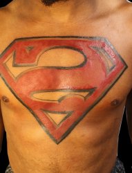 男子满胸大红超人标志纹身图片