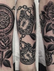 漂亮的黑色纹身装饰画纹身图案来自于男纹身师泰勒