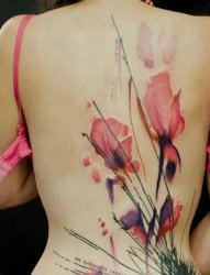 女性背上大面积水彩花朵纹身图片