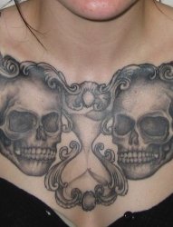 女性满胸霸气的黑灰色骷髅头纹身图片