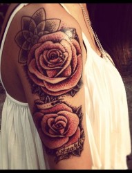 能手臂漂亮的玫瑰纹身