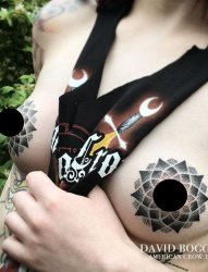 女人乳头漂亮的黑色几何点刺纹身图案