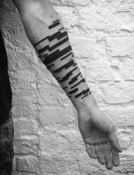 男性手小臂上的简单的黑色线条标记纹身图案