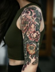 女性左手大臂膀漂亮的花朵纹身图案