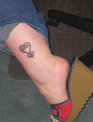 女子脚踝上的个性心形符号纹身图片
