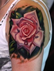 手臂看的绚丽的玫瑰纹身