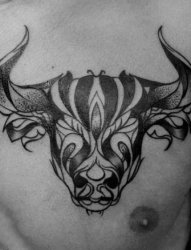 男性胸前霸气的大牛头纹身图案