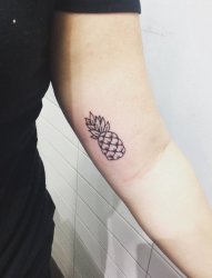 手大臂上简单的黑色小菠萝纹身图片
