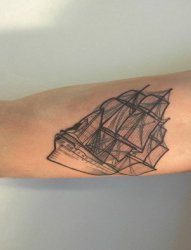 手大臂膀上漂亮的黑灰色帆船纹身图片