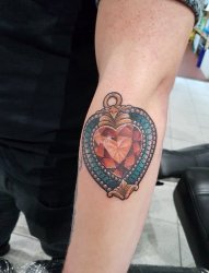 手臂上漂亮的红心形宝石挂饰纹身图片