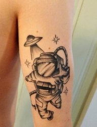黑色素描纹身宇宙飞船和宇航员人物纹身图片