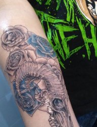 男性右手臂上山羊颅骨和蓝玫瑰花纹身图片