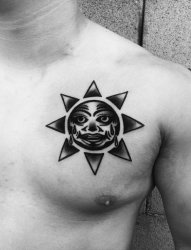 男子左胸部上的黑色点刺太阳纹身图片