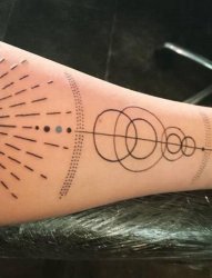 手前臂上个性的几何图形描绘的太阳系纹身图片