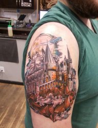 男性右手臂上精致的哈利波特城堡纹身图片