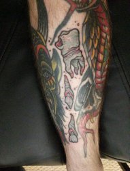 男性小腿上血淋淋的牙齿纹身图片来自纹身师马特